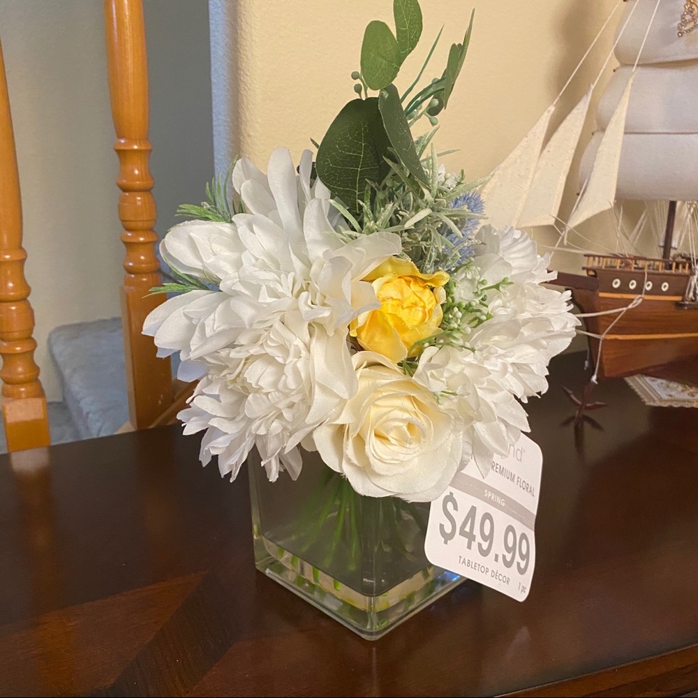 NWT FAUX FLOWERS IN GLASS VASE